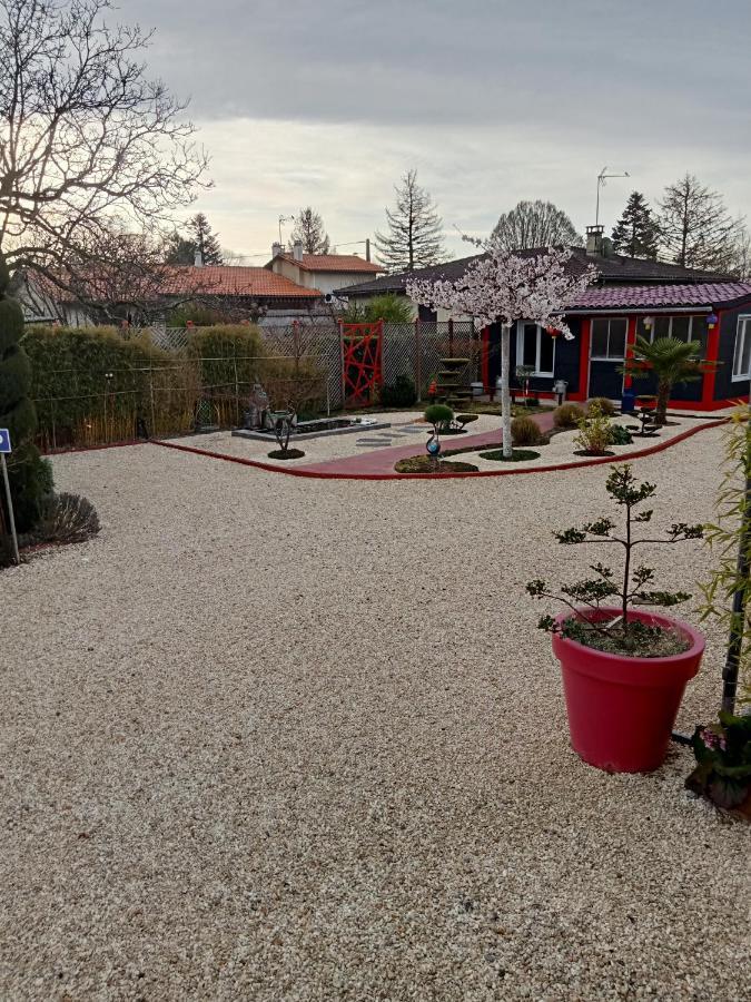 Une Pause Quelque Part Au Jardin Des Erables Et Des Niwakis Saint-Medard-de-Guizieres Exterior photo