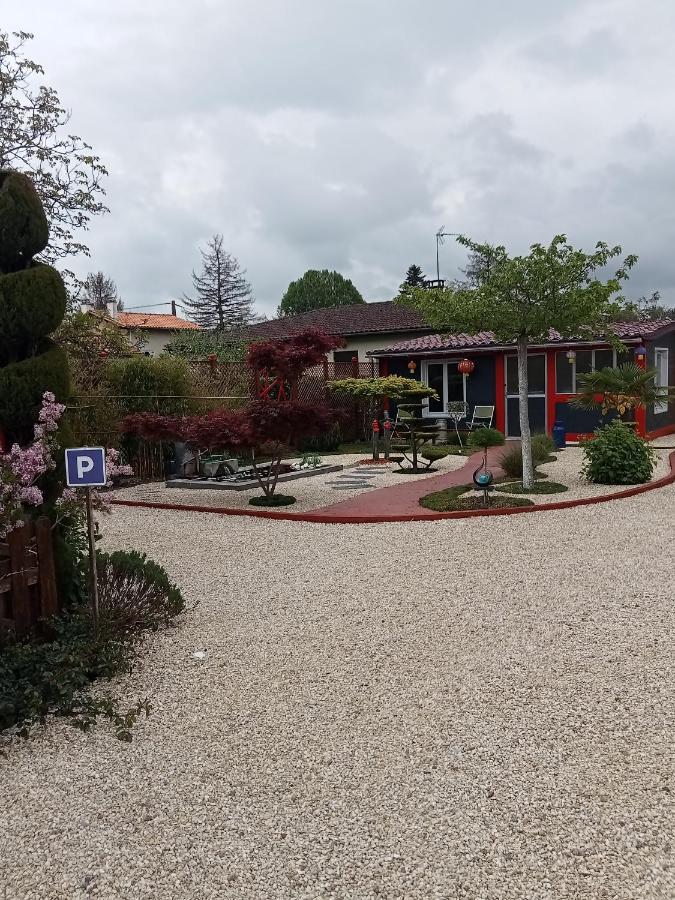 Une Pause Quelque Part Au Jardin Des Erables Et Des Niwakis Saint-Medard-de-Guizieres Exterior photo