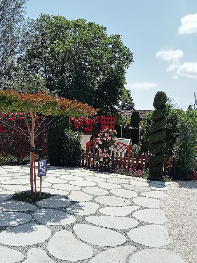 Une Pause Quelque Part Au Jardin Des Erables Et Des Niwakis Saint-Medard-de-Guizieres Exterior photo