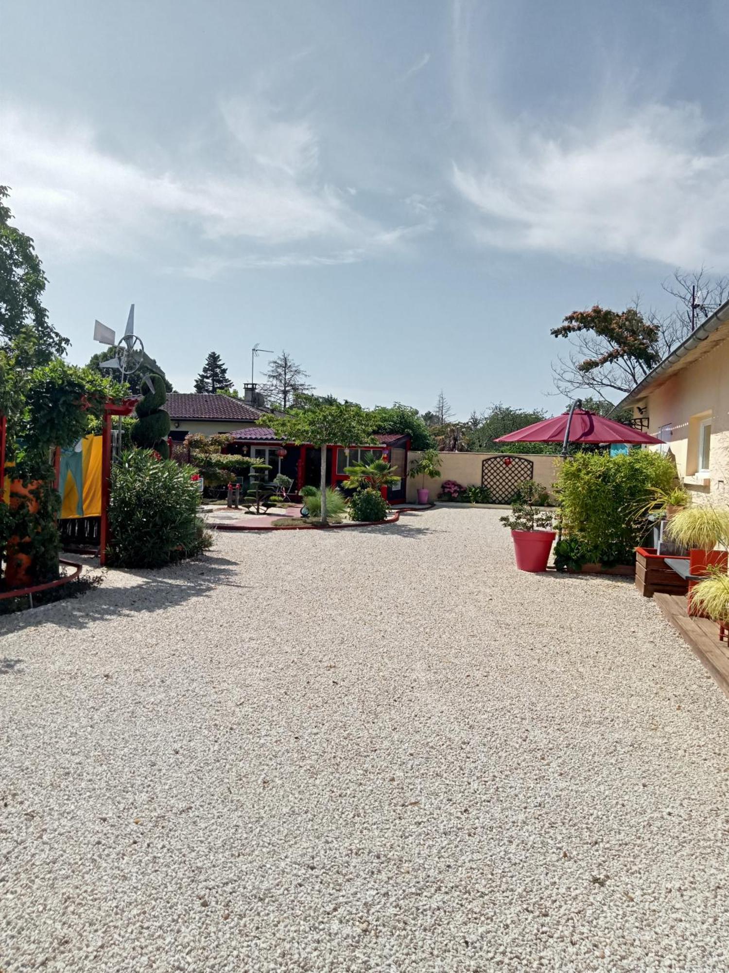 Une Pause Quelque Part Au Jardin Des Erables Et Des Niwakis Saint-Medard-de-Guizieres Exterior photo