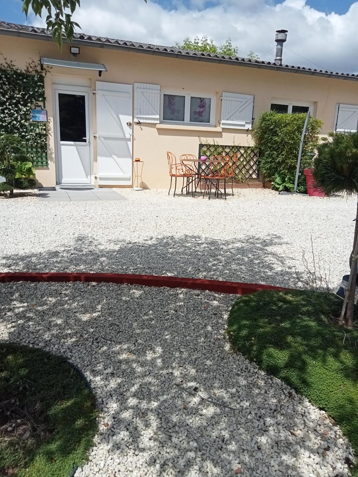 Une Pause Quelque Part Au Jardin Des Erables Et Des Niwakis Saint-Medard-de-Guizieres Exterior photo