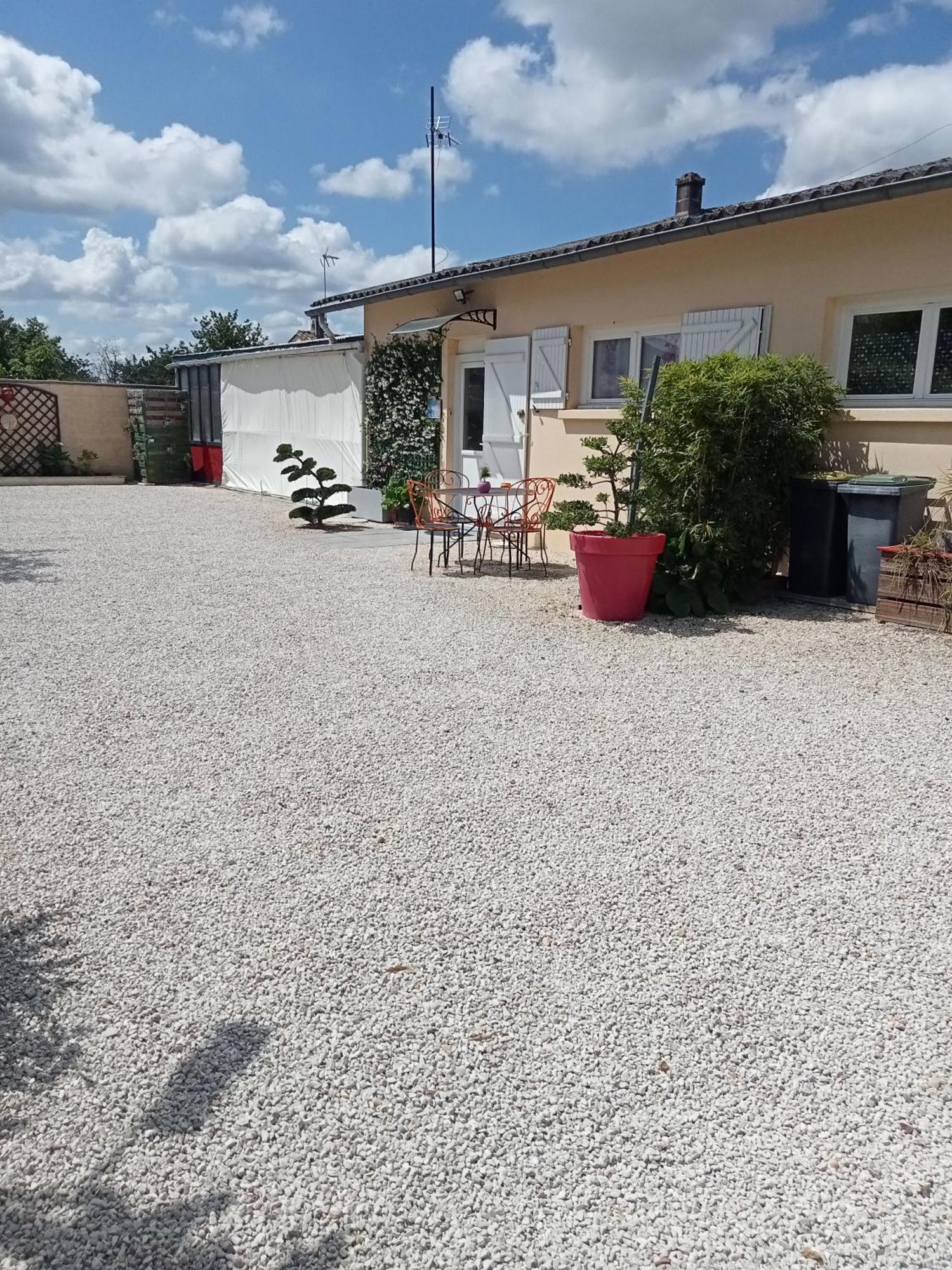 Une Pause Quelque Part Au Jardin Des Erables Et Des Niwakis Saint-Medard-de-Guizieres Exterior photo